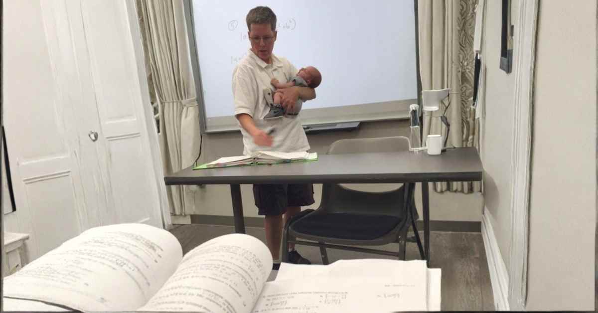 Professor Lets Young Mom Bring Her Newborn to Class – A Lesson in Compassion and Support