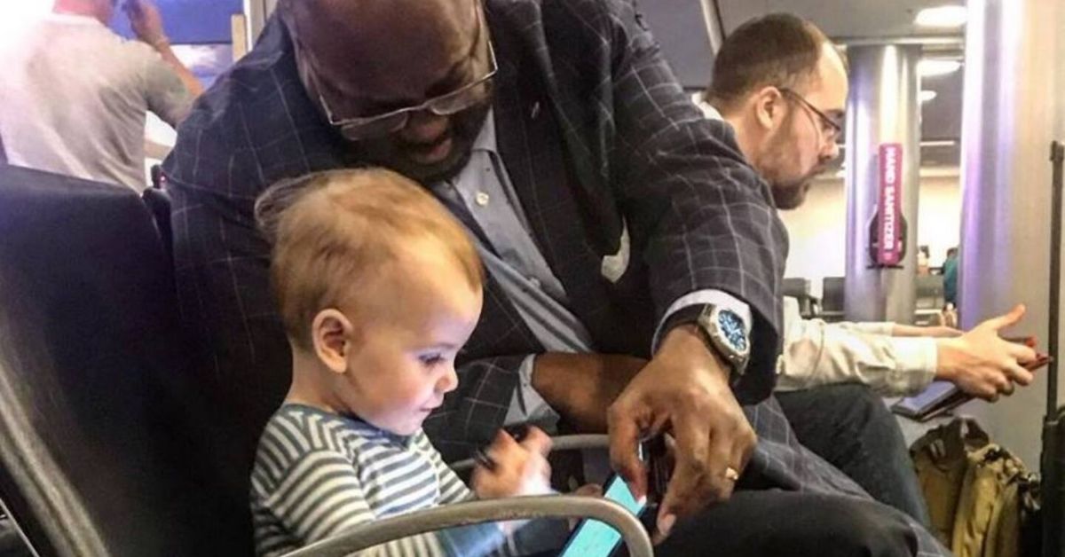 “You Want to Sit Next to Me?” – How a Stranger at the Airport Reminded a Dad (and the World) What Humanity Looks Like